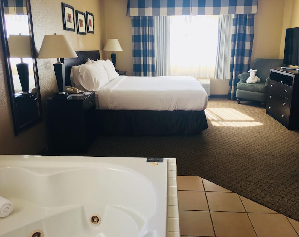 Hotel Express By Ihg Fallon